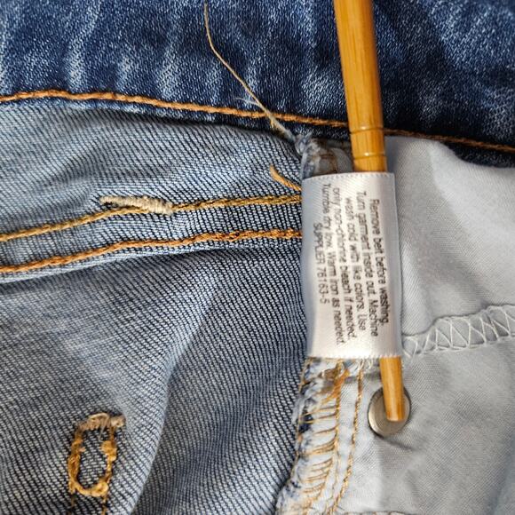 EUC St. John's Bay Mid Rise Relaxed Capri Jeans Sz. 8Px20 Medium Wash Denim - Picture 6 of 10